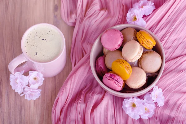 Macaroons kahve ile plaka üzerinde
