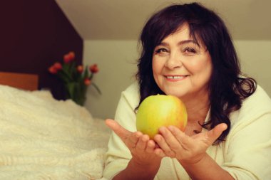 Apple ile mutlu olgun kadın portresi