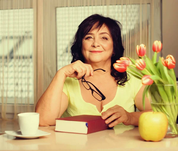 Madura mujer comiendo desayuno — Foto de Stock