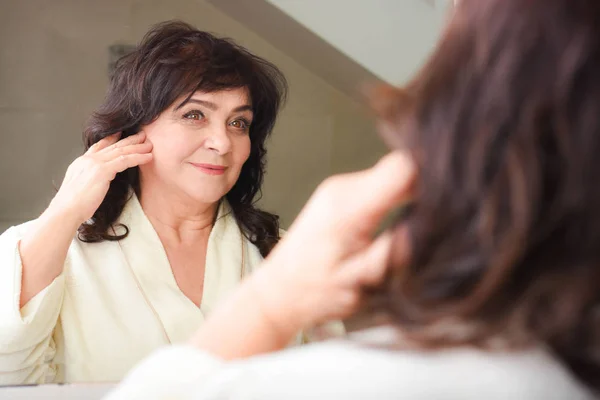 Reife Frau im Badezimmer — Stockfoto