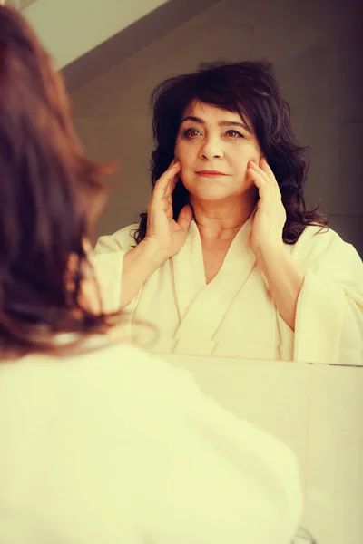 Mature woman in bathroom — Stock Photo, Image