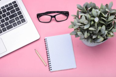 Araçlar çalışır. Telefon ve düz dizüstü