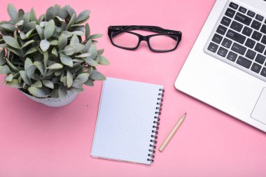 Araçlar çalışır. Telefon ve düz dizüstü