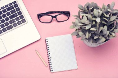 Araçlar çalışır. Telefon ve düz dizüstü