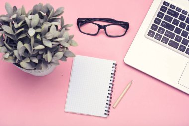 Araçlar çalışır. Telefon ve düz dizüstü