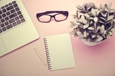 Araçlar çalışır. Telefon ve düz dizüstü