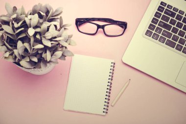 Araçlar çalışır. Telefon ve düz dizüstü