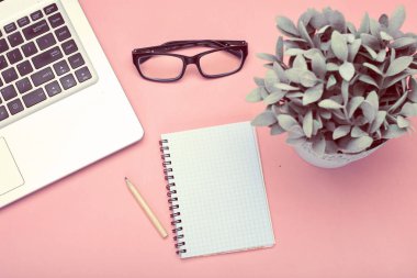 Araçlar çalışır. Telefon ve düz dizüstü