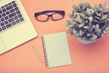 Araçlar çalışır. Telefon ve düz dizüstü