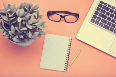 Araçlar çalışır. Telefon ve düz dizüstü