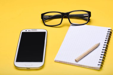 Araçlar çalışır. Telefon ve düz dizüstü