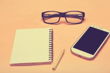 Araçlar çalışır. Telefon ve düz dizüstü