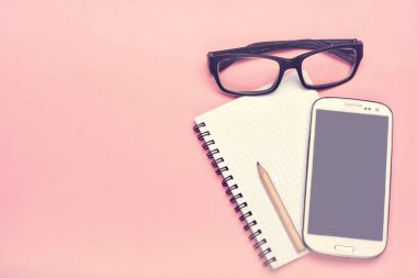 Araçlar çalışır. Telefon ve düz dizüstü