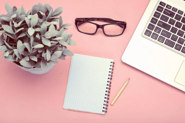 Araçlar çalışır. Telefon ve düz dizüstü