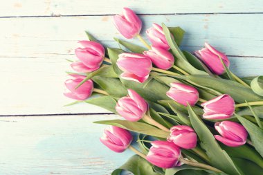 Antika ahşap masa üzerinde Lale buketi