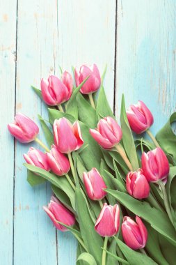 Antika ahşap masa üzerinde Lale buketi