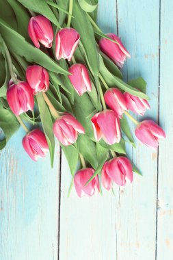 Antika ahşap masa üzerinde Lale buketi