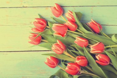 Antika ahşap masa üzerinde Lale buketi