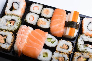 Beyaz arka plan üzerinde suşi kümesi