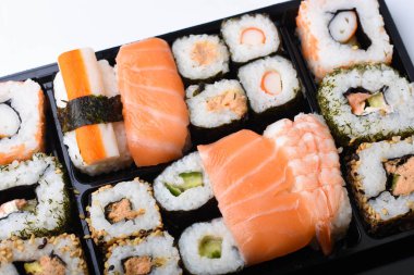 Beyaz arka plan üzerinde suşi kümesi