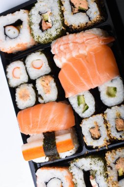 Beyaz arka plan üzerinde suşi kümesi
