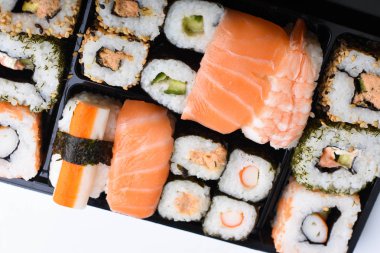 Beyaz arka plan üzerinde suşi kümesi