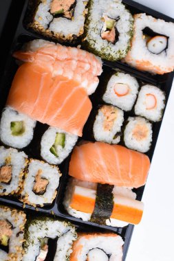 Beyaz arka plan üzerinde suşi kümesi