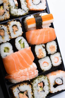 Beyaz arka plan üzerinde suşi kümesi
