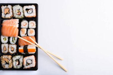 Beyaz arka plan üzerinde suşi kümesi