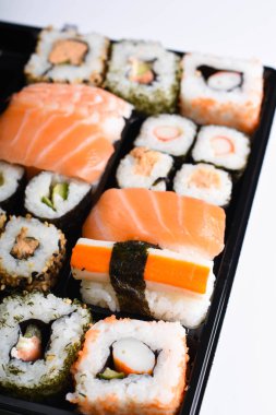Beyaz arka plan üzerinde suşi kümesi