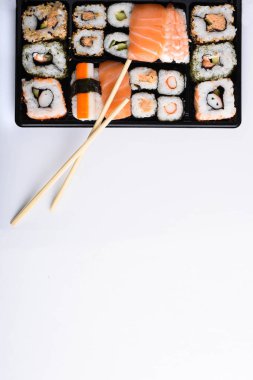 Beyaz arka plan üzerinde suşi kümesi