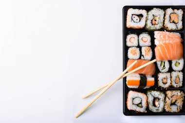 Beyaz arka plan üzerinde suşi kümesi