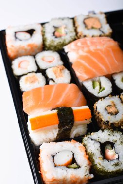 Beyaz arka plan üzerinde suşi kümesi
