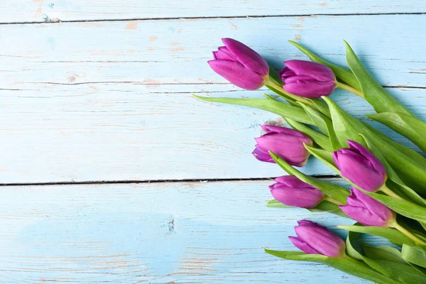 Kytice z tulipánů na retro dřevěný stůl — Stock fotografie