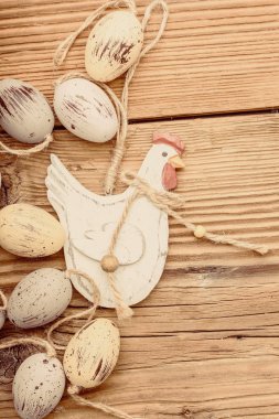 Ahşap arka planda paskalya yumurtaları