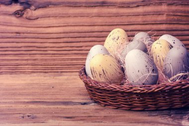 Ahşap arka planda paskalya yumurtaları