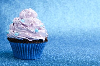 Işık arka plan üzerinde pembe buzlu kek