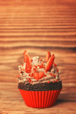 çilek ile çikolatalı kek