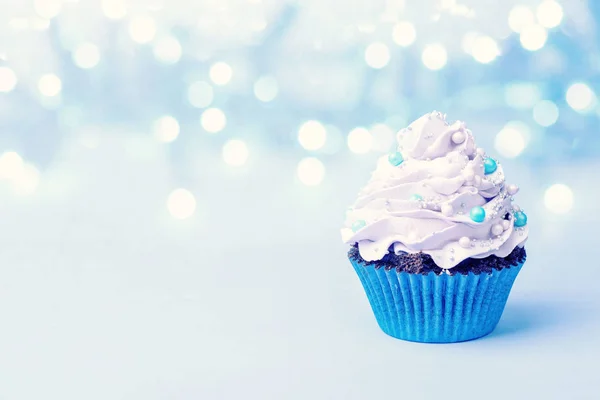 Rosa frostade cupcakes på ljus bakgrund — Stockfoto