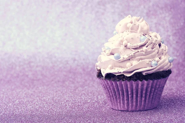 Rosa gefrostete Cupcakes auf hellem Hintergrund — Stockfoto