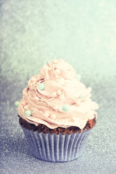 Ροζ ματ cupcakes επάνω ελαφρύς υπόβαθρο — Φωτογραφία Αρχείου