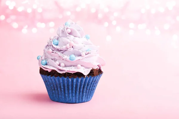 Cupcakes rosa fosco no fundo claro — Fotografia de Stock