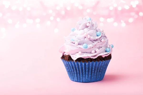 Ροζ ματ cupcakes επάνω ελαφρύς υπόβαθρο — Φωτογραφία Αρχείου