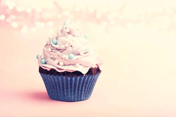 Cupcakes esmerilados rosados sobre fondo claro —  Fotos de Stock