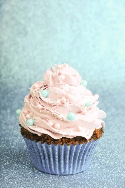 Cupcakes rose givré sur fond clair Images De Stock Libres De Droits