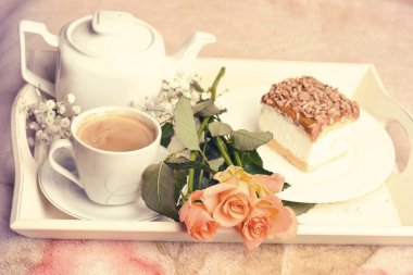 Tatlı kahvaltı ahşap arka plan üzerinde