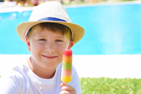 Ragazzino carino con gelato accanto alla piscina — Foto Stock