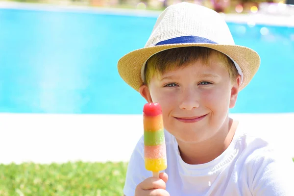 Lindo niño con helado al lado de la piscina — Foto de Stock