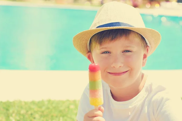 Ragazzino carino con gelato accanto alla piscina — Foto Stock