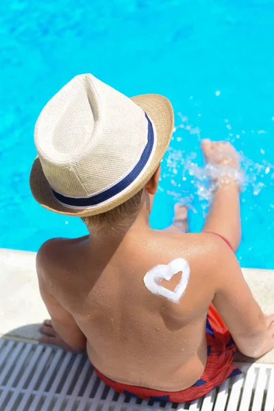 Petit garçon avec chapeau à côté de la piscine — Photo
